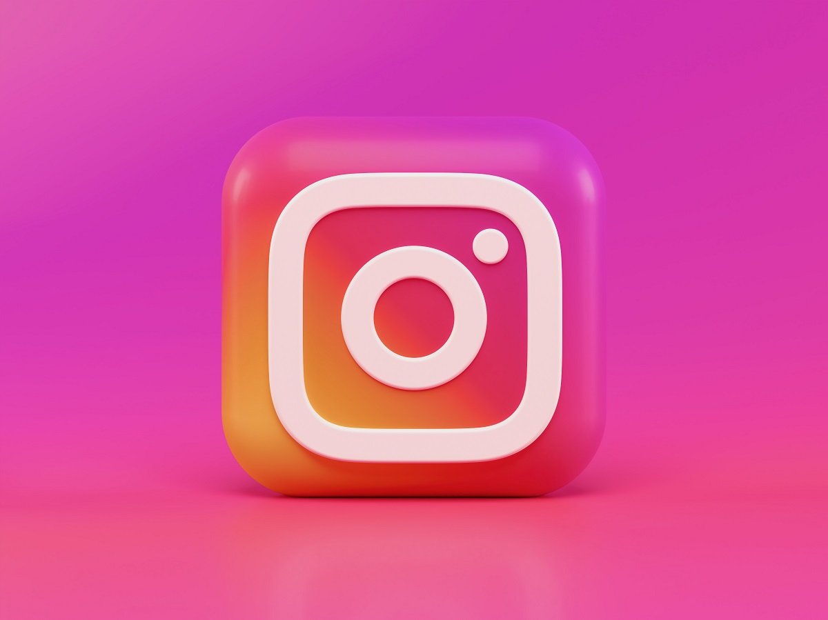 How Many People Use Instagram? 95+ User Statistics (2023)